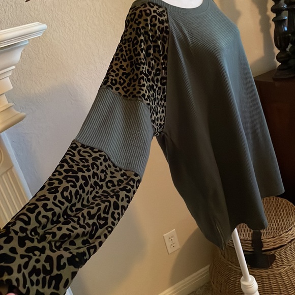 Kori America - green waffle top with long sleeves and leopard print; size 1XL - Picture 2 of 9